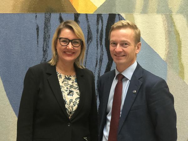 Inger Elisabeth Sagedal sammen med Helge Orten, leder av Transport- og kommunikasjonskomitéen på Stortinget