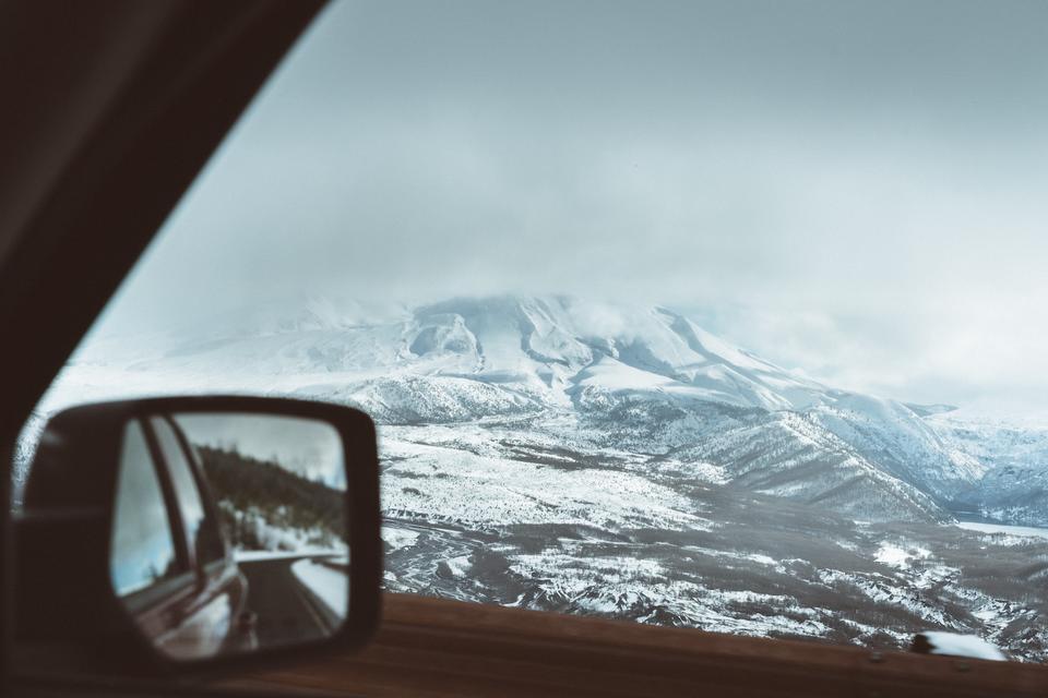 Utsikt til fjell fra bil 